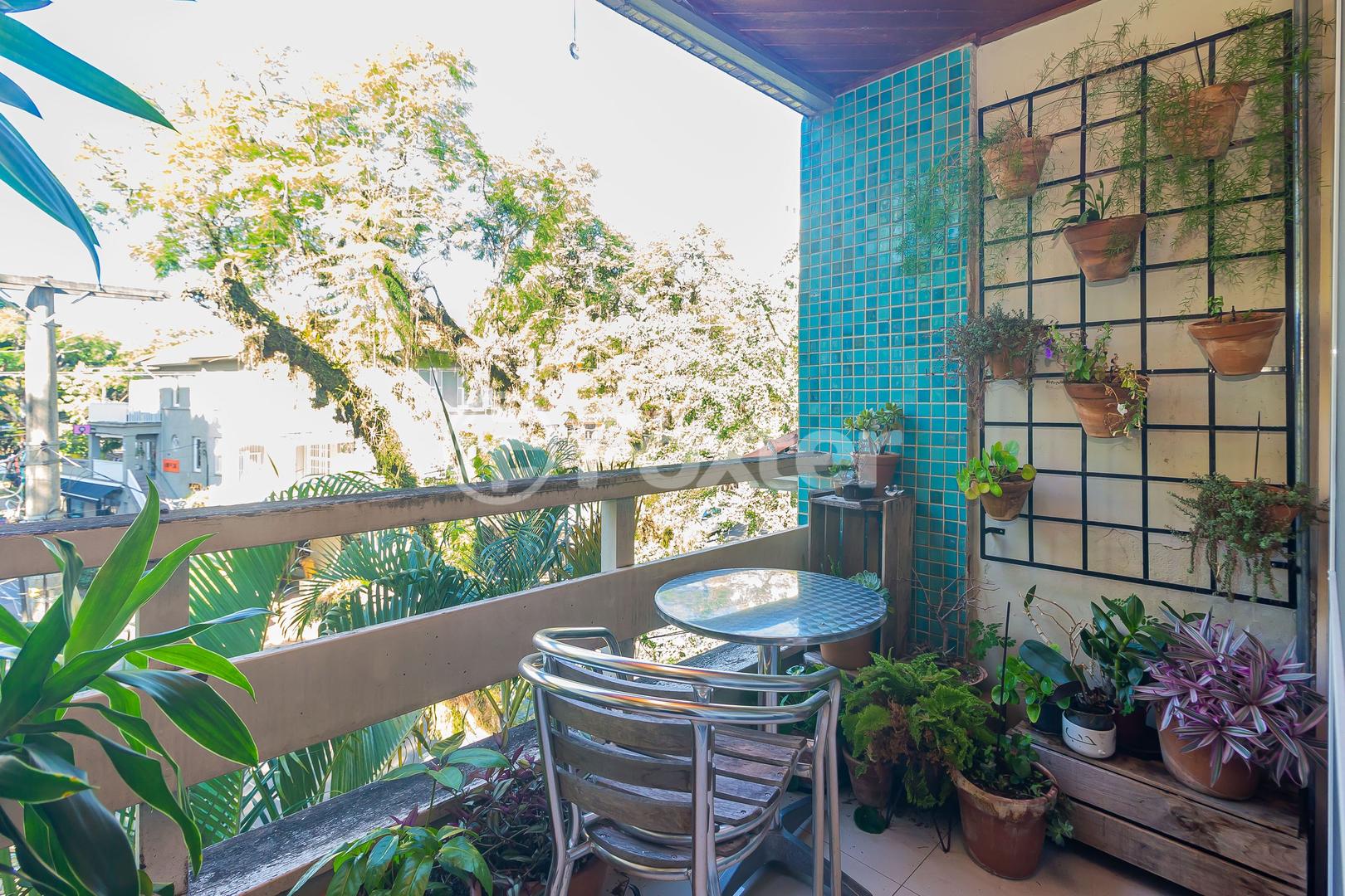 Varanda com plantas e mesa