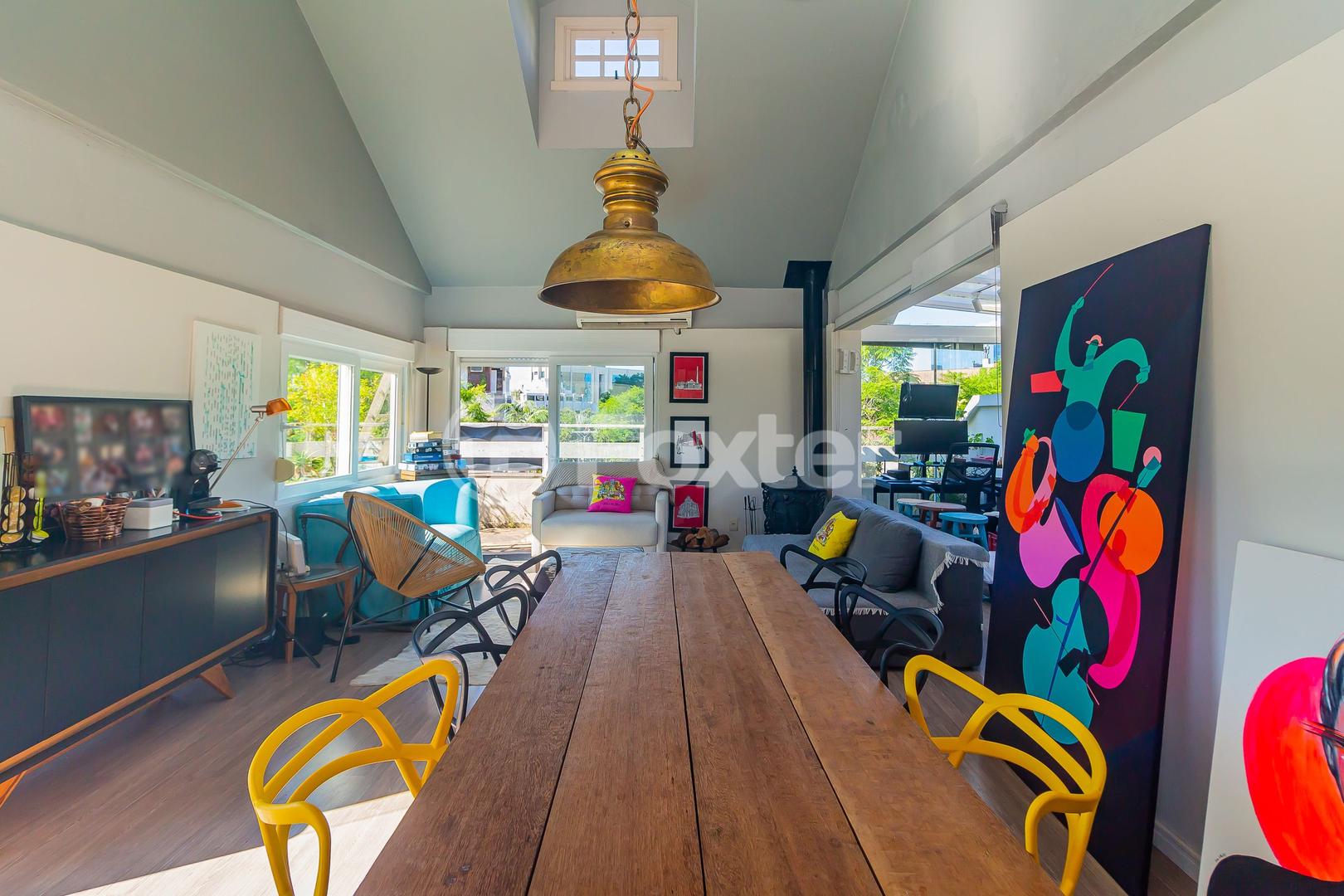 Loft com mesa longa e pé-direito alto