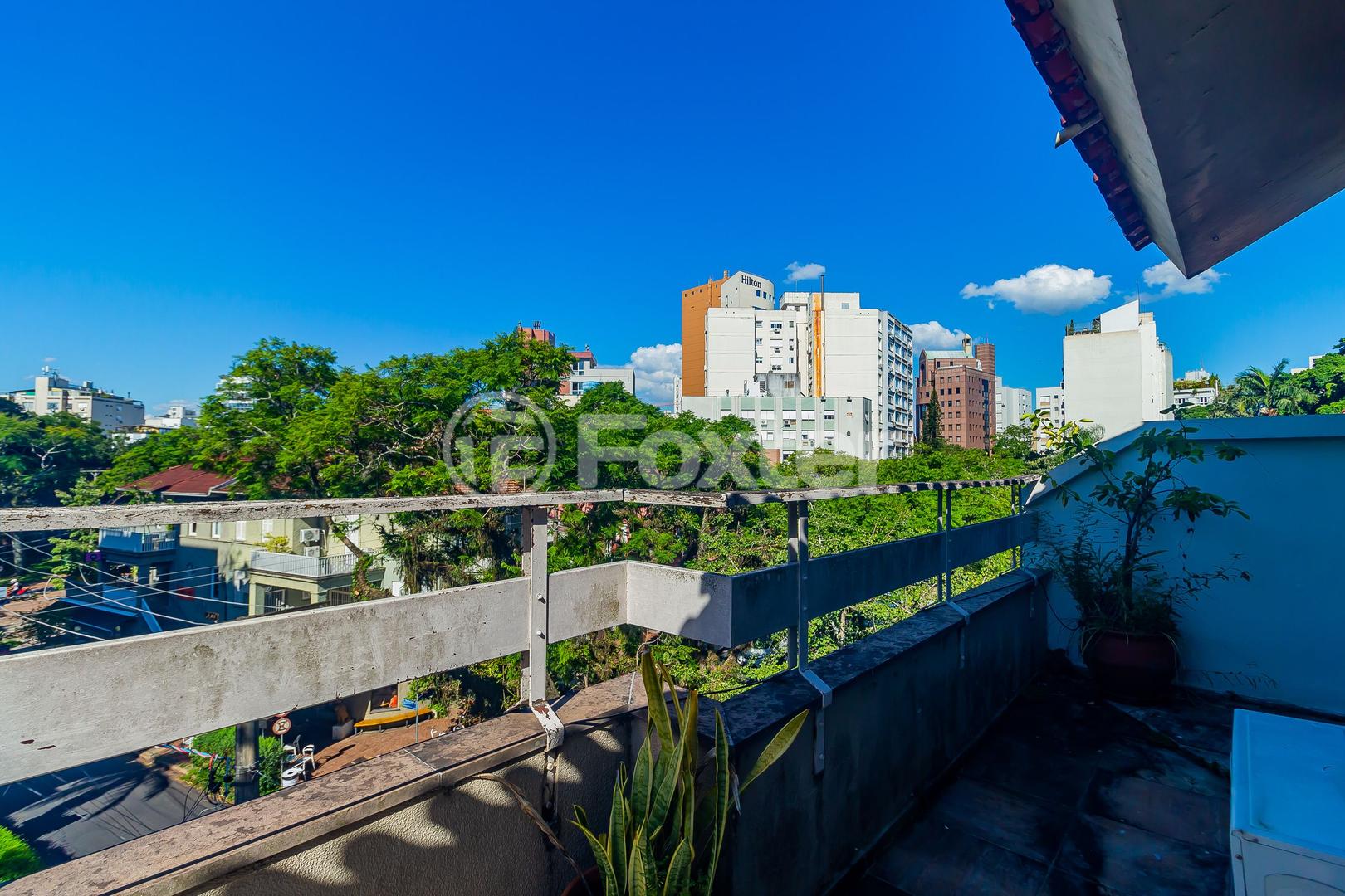 Terraço com vista para os prédios e árvores